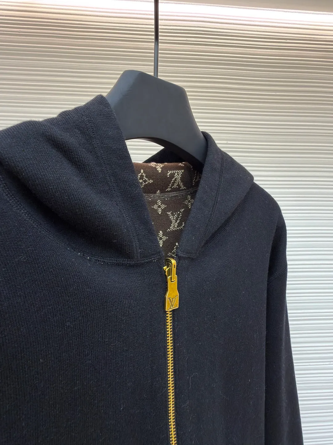 LOUIS VUITTON double-sided hooded full-print jacket ●Original version: purchased and developed by 29237 ●Item number: 1681682-C55 ●Fabric: sheep wool fabric ●Technology: knitted ●Color: black/brown ●Version: fitted version ●Weight: about 1165 grams ●Size: S-M-L-XL ●Description: This double-sided hooded jacket adopts Louis Vuitton's classic double-sided design process. One side is the brand's iconic presbyopic pattern, and the other side is a solid color design. The front of the jacket features a gold metal zipper with Louis Vuitton's branding on the zipper pull, and precision stitching on the edge of the zipper to ensure the durability and smoothness of the zipper. The brim and hem of the jacket are ribbed, which not only ensures wearing comfort, but also effectively prevents wind and warmth. The chest pocket design uses hidden sewing technology, and the edges of the pocket fit closely with the main fabric, which not only maintains the overall aesthetics, but also increases practicality. The lining of the jacket is also made of high-quality fabric, which perfectly matches the outer fabric to ensure comfort and breathability. The overall sewing process uses double stitching to ensure the durability and stability of the jacket. The overall wiring is straight and delicate, the fabric is comfortable and soft, and the color is consistent without color difference. It can be matched with the same style to create a fashionable look and control various occasions. Customized accessories, complete with three standards, same style for men and women!